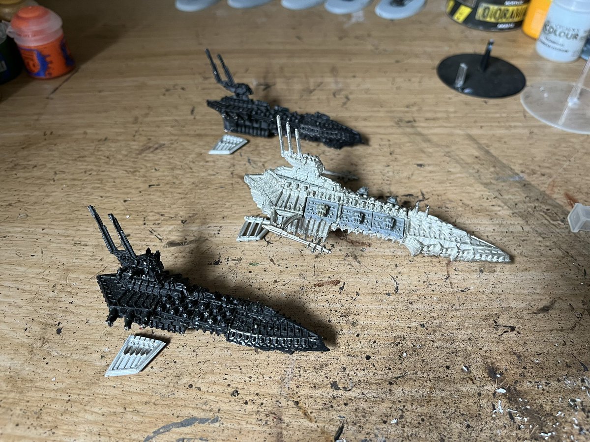 tomjmegan's tweet image. More Battlefleet Gothic nostalgia.
The main core of a Chaos Warfleet: a Desolator-class Battleship and two Repulsive-class Grand Cruisers.
A solid mass of concentrated firepower - lances, weapon batteries and (unusually for Chaos!) torpedoes.
#Wargaming #OldHammer