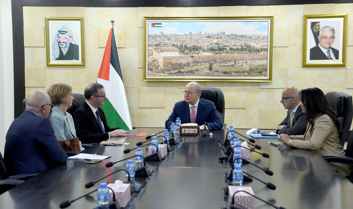 UNDPPalestinian's tweet image. Today, UNDP SR Jaco Cilliers & DSR Margunn I. Alshaikh met with H.E PM Dr. Mohammad Mustafa to discuss continued collaboration on nationally identified priorities. Cilliers reaffirmed UNDP’s longstanding partnership with the Palestinian Government & commitment to Palestinian-led…