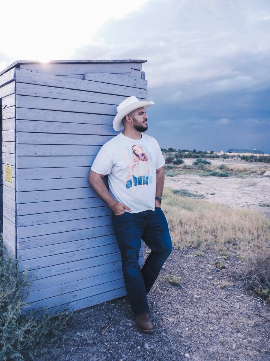 SalgadoPhoto_'s tweet image. Britney on my shirt. Boots in the dirt. 🤠
📸: @RauceWine