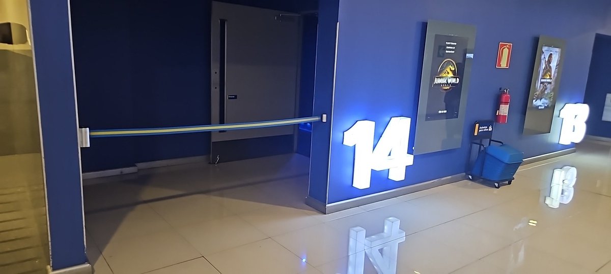 JimenezCE's tweet photo. @CinepolisGT Que se hace si tu pelicula empezó y la sala aun no está abierta? https://t.co/mokIEJgYqt
