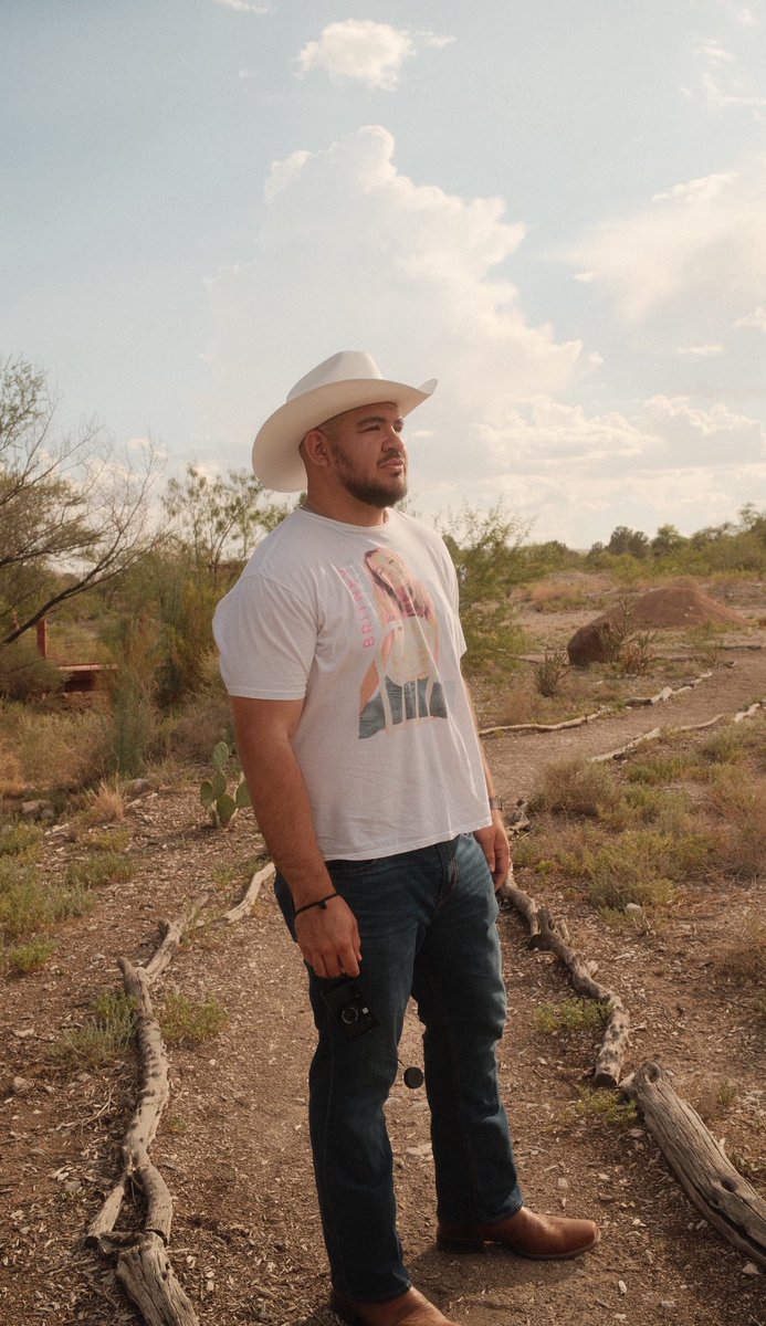 SalgadoPhoto_'s tweet image. Britney on my shirt. Boots in the dirt. 🤠
📸: @RauceWine