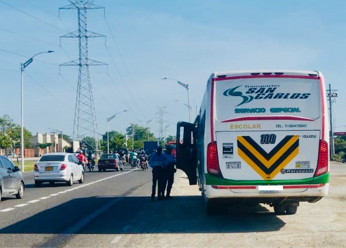 AMBQuilla's tweet photo. #ControlOperativo | Hoy, desde la avenida Circunvalar, nuestros agentes de tránsito y transporte realizaron operativos por invasión al carril solo bus, amparados en la resolución 0054 de 2024 emitida por @TransitoBaq. https://t.co/SeWz5HNhcG