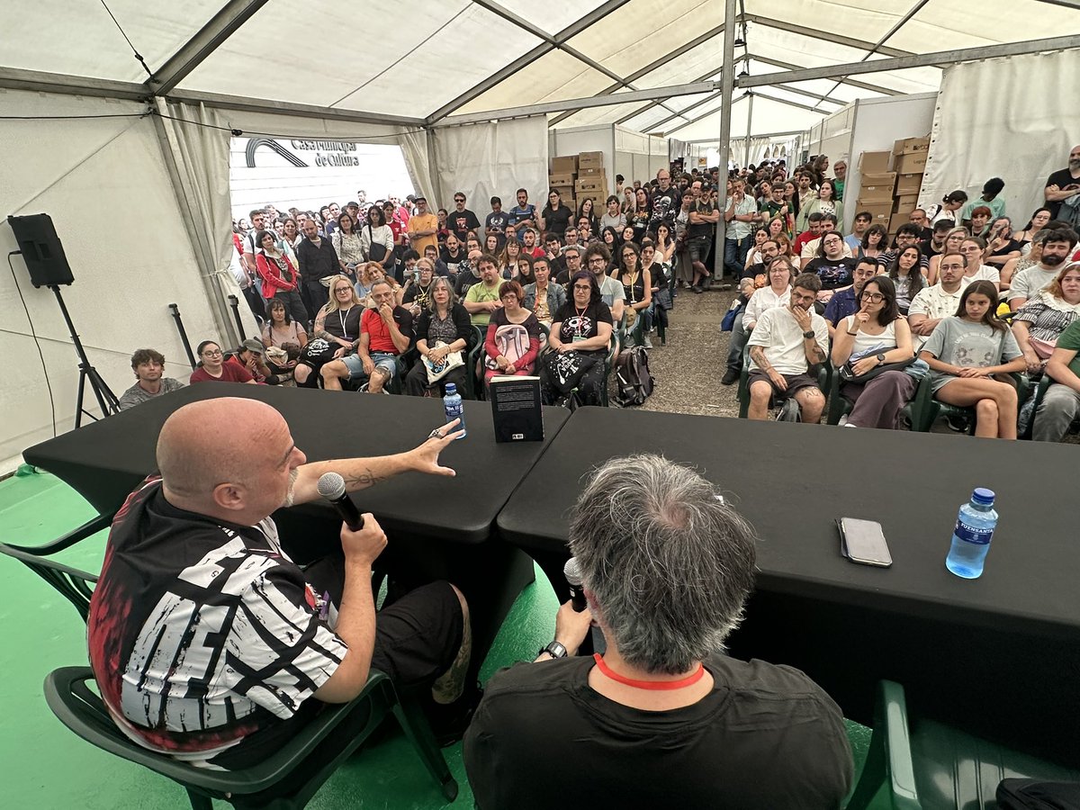 Nada mejor que un amigo con una gran novela para abrir la tarde del viernes en el #celsius2025. Gracias por este regalo en forma de El llanto del cuco, Iván Ledesma