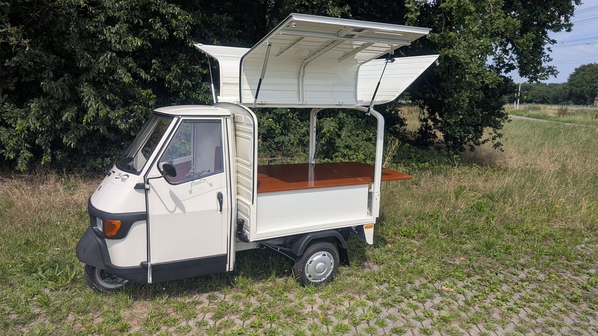 Nieuw in de verhuur, Piaggio ape 50 met huif. Aan drie zijden te openen. Voor catering, foodtruck, branding etc. piaggio-huren.nl