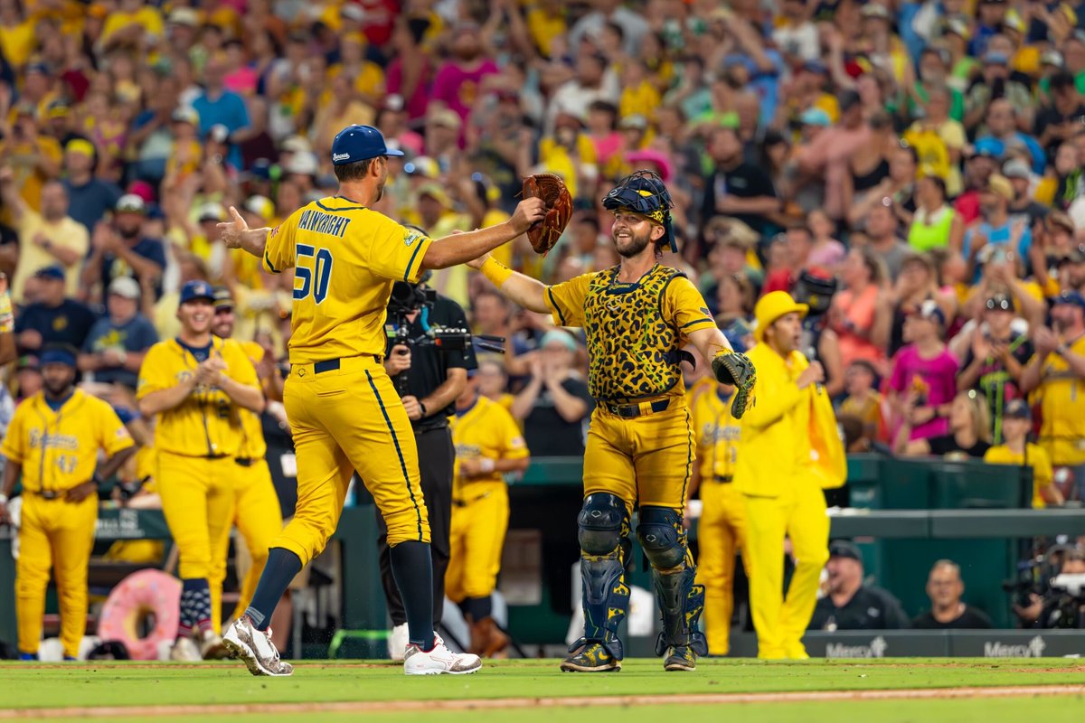 Cardinals's tweet image. Busch Stadium went BANANAS for Waino's return! 🍌