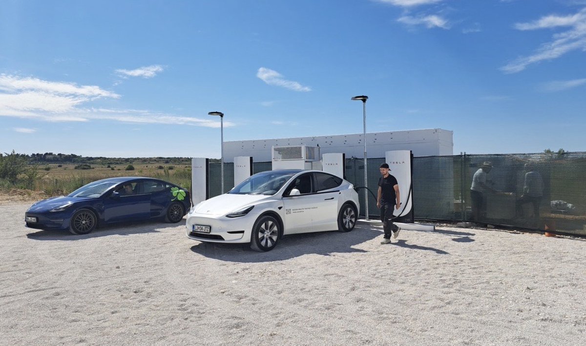 TeslaCharging's tweet image. Megapack powering +4 V4 posts deployed in Zadar, Croatia for daytime summer travel.
google.com/maps/place/She…