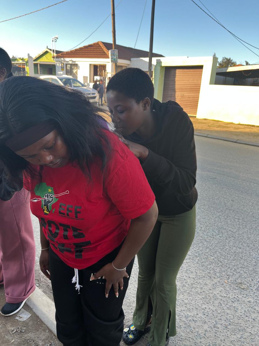 EFFYouthWC's tweet image. ♦️In Pictures♦️
EFF Youth Command Drankestain Subregion Youth Interim Leadership Core Member, Fighter Lerato Matsoso leading canvassing the Youth of Mbekweni towards the EFF 12th Anniversary Celebration happening in Khayelitsha Rugby Stadium.
#EFFTurns12