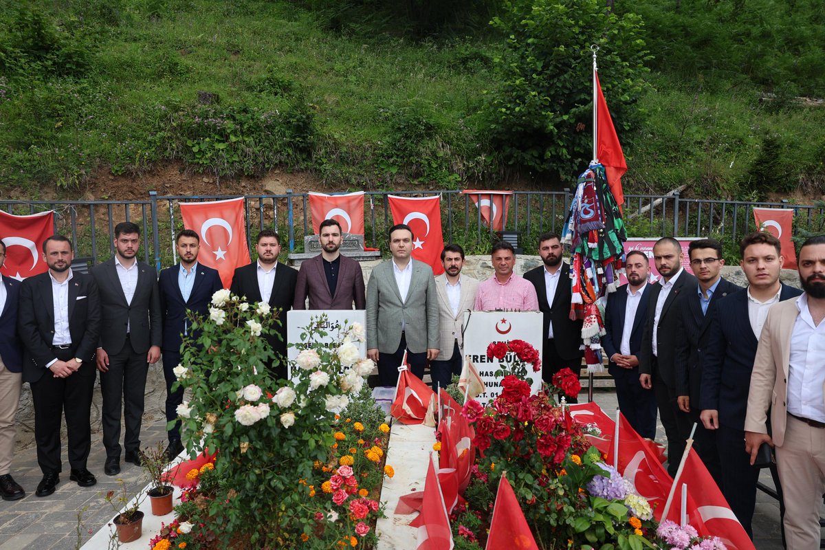 avyusufibis's tweet photo. 📍Trabzon'da Eren Bülbül'ün kabrindeyiz. 

Henüz 15 yaşındaydı... 

Bugün onun kabrinin başındaydık, dualarla andık yiğit kardeşimizi. 

Şehadetiyle bu topraklara onur, bu millete cesaret, biz gençlere büyük bir sorumluluk bıraktı.

Söz veriyoruz! 

Artık hiçbir Eren, şehit olmasın, bu topraklarda bir daha terörün adı dahi anılmasın diye;“Terörsüz Türkiye” hedefimize canla başla sahip çıkacağız. 

Unutmadık, unutmayacağız…🇹🇷