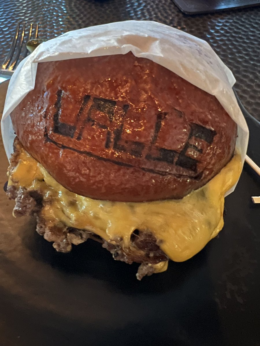 CulbertsonTyler's tweet image. Valle—a Michelin rated restaurant in Oceanside,CA—added a smash burger to their bar menu 🥳🤌 it’s incredible