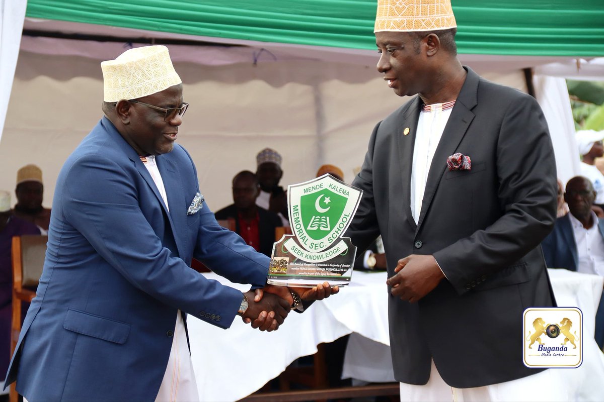 BugandaKingdom_'s tweet image. Omulangira Kassim Nakibinge asabye Gavumenti okukola enguudo naddala mu byalo okusobola okumbula enkulaakulana.
Omulangira Nakibinge asinzidde Mende ku bijajuzo eby'emyaka 40 egy'essomero li Mende Kalema Memorial SSS.
Omumyuka Asooka owa Katikkiro Owek. Prof. Twaha Kaawaase…