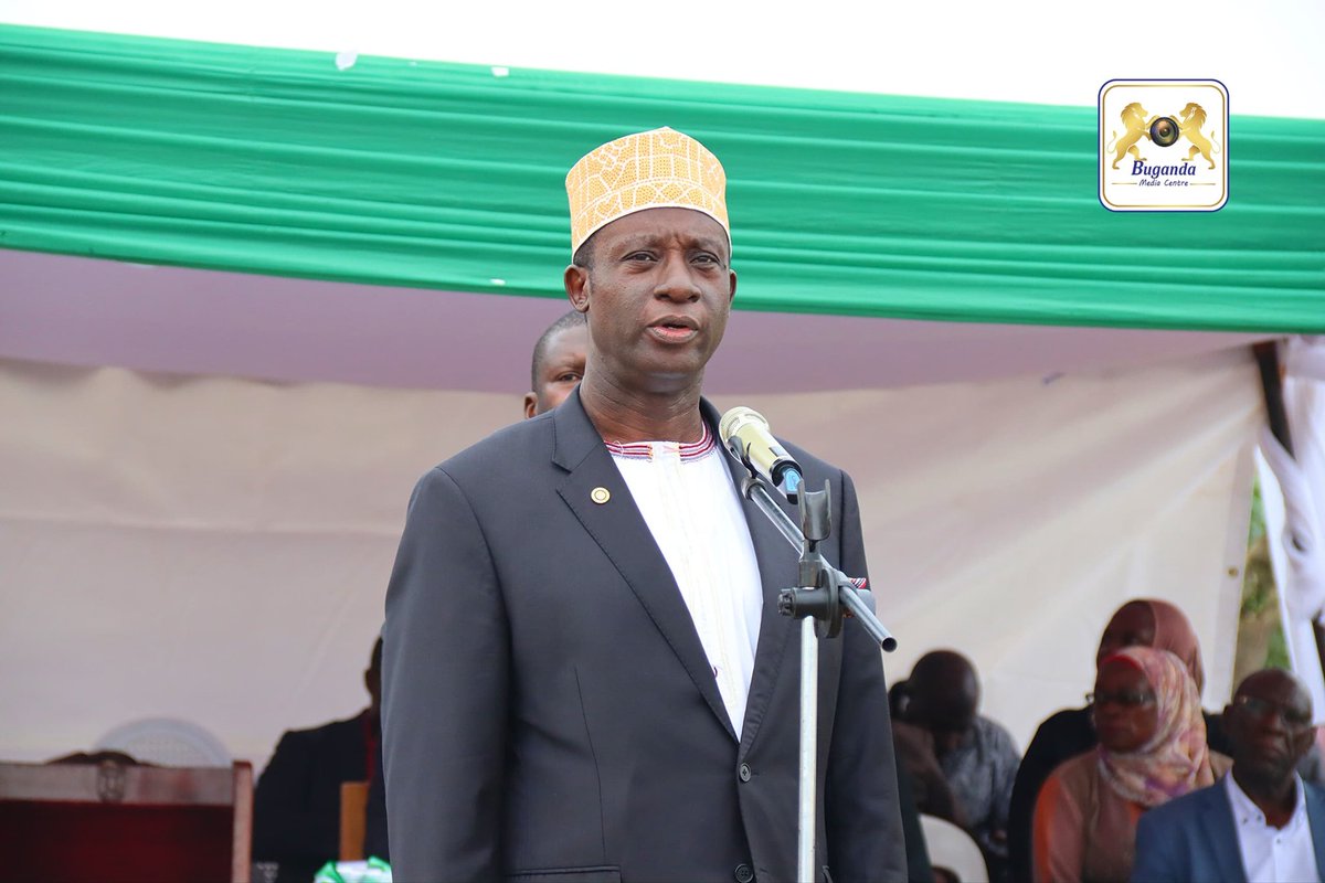 BugandaKingdom_'s tweet image. Omulangira Kassim Nakibinge asabye Gavumenti okukola enguudo naddala mu byalo okusobola okumbula enkulaakulana.
Omulangira Nakibinge asinzidde Mende ku bijajuzo eby'emyaka 40 egy'essomero li Mende Kalema Memorial SSS.
Omumyuka Asooka owa Katikkiro Owek. Prof. Twaha Kaawaase…