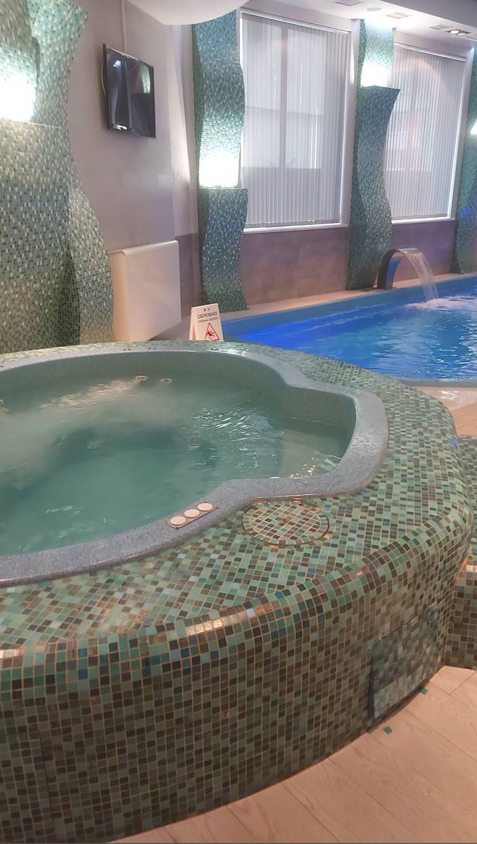 Сьогодні останній день у Львові. Гарненько пів дня виспався, сходив у басейн, фінську та турецьку сауни, повалявся в теплому джакузі. Відпочив по повній. Зараз підемо з козявкою на каву з круасанами і на цьому все. Завтра крутимо на Хмельницький. Попереду аквапарк. Все по плану.