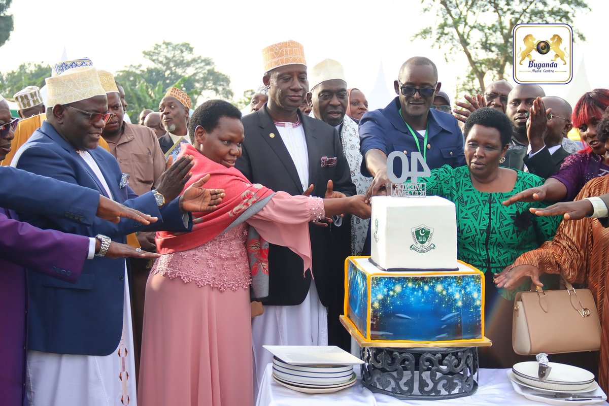 BugandaKingdom_'s tweet image. Omulangira Kassim Nakibinge asabye Gavumenti okukola enguudo naddala mu byalo okusobola okumbula enkulaakulana.
Omulangira Nakibinge asinzidde Mende ku bijajuzo eby'emyaka 40 egy'essomero li Mende Kalema Memorial SSS.
Omumyuka Asooka owa Katikkiro Owek. Prof. Twaha Kaawaase…
