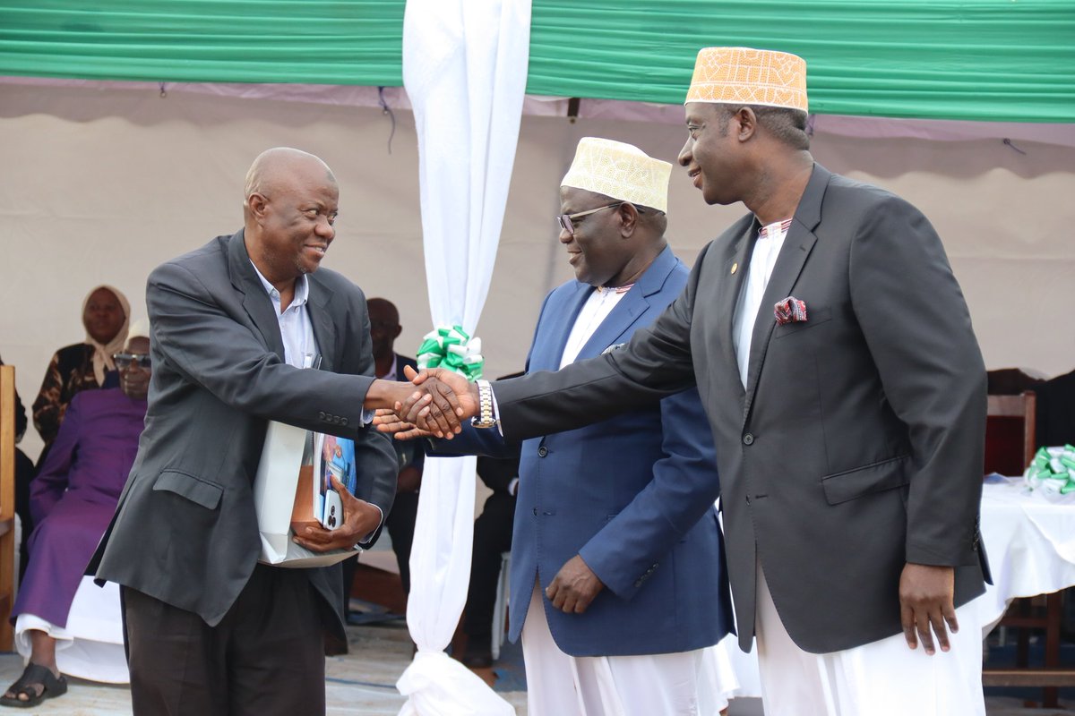 BugandaKingdom_'s tweet image. Omulangira Kassim Nakibinge asabye Gavumenti okukola enguudo naddala mu byalo okusobola okumbula enkulaakulana.
Omulangira Nakibinge asinzidde Mende ku bijajuzo eby'emyaka 40 egy'essomero li Mende Kalema Memorial SSS.
Omumyuka Asooka owa Katikkiro Owek. Prof. Twaha Kaawaase…