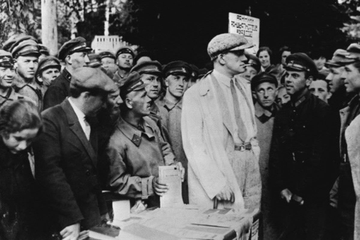 Russia's tweet image. โ๏ธ #OTD in 1893 Russian-Soviet poetic genius Vladimir #Mayakovsky was born
A captivating, complex figure who inspired the nation, Mayakovsky created a unique style full of vibrant idioms, slogans, puns & new words
No wonder he was at the origins of Soviet #agitprop advertising!