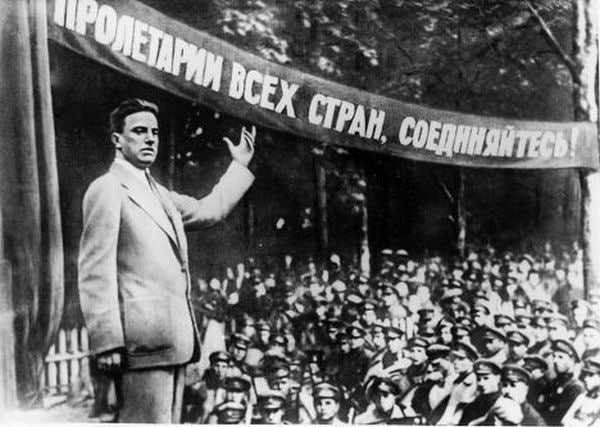 Russia's tweet image. โ๏ธ #OTD in 1893 Russian-Soviet poetic genius Vladimir #Mayakovsky was born
A captivating, complex figure who inspired the nation, Mayakovsky created a unique style full of vibrant idioms, slogans, puns & new words
No wonder he was at the origins of Soviet #agitprop advertising!