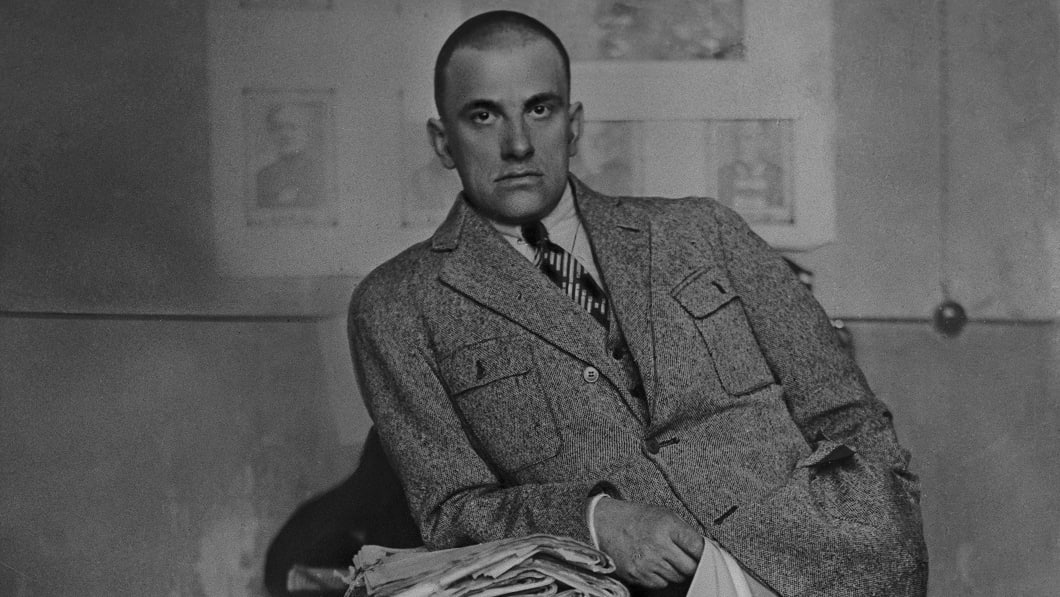 Russia's tweet image. โ๏ธ #OTD in 1893 Russian-Soviet poetic genius Vladimir #Mayakovsky was born
A captivating, complex figure who inspired the nation, Mayakovsky created a unique style full of vibrant idioms, slogans, puns & new words
No wonder he was at the origins of Soviet #agitprop advertising!