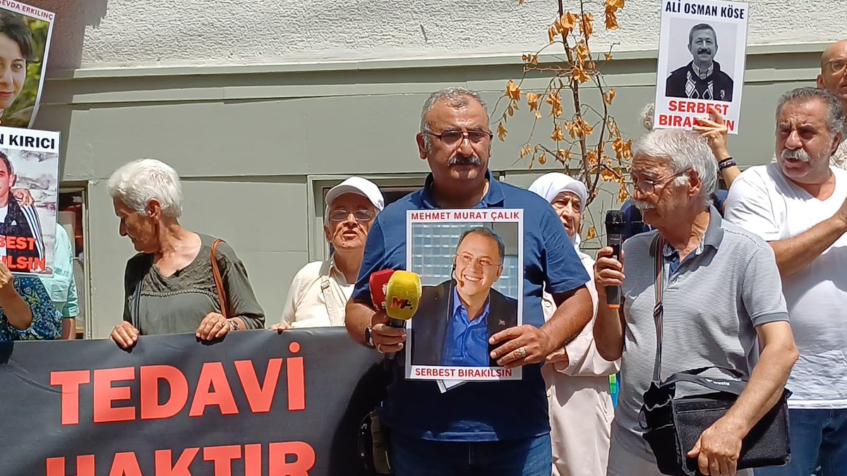 diskistanbul's tweet image. #MehmetMuratÇalıkSerbestBırakılsın 
İnsan Hakları Derneği İstanbul Şubesi önünden haykırdık : Hasta mahpuslar serbest bırakılsın!
Mehmet Murat Çalık&apos;ın tahliye edilmemesi hukuk dışı, akıl ve vicdan dışıdır! 
Mehmet Murat Çalık serbest bırakılsın!
Hatice Onaran Serbest bırakılsın!