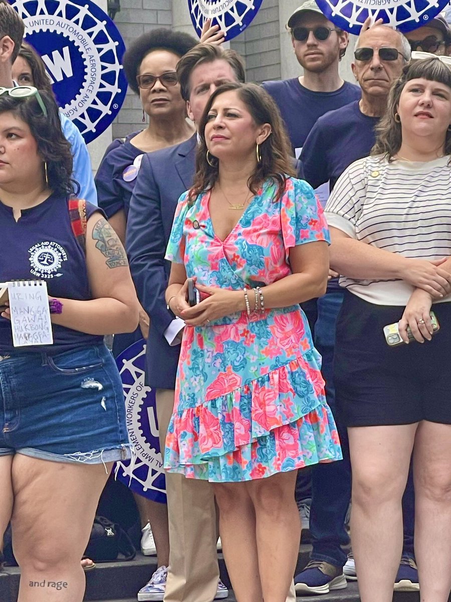 votejgr's tweet image. This week I stood with nearly 2,000 @UAWregion9 & @alaa_uaw2325 legal service workers demanding a fair contract.
These frontline defenders of justice deserve dignity, respect & pay that matches their mission. NYC must protect them as they protect our most vulnerable. ✊🏽
