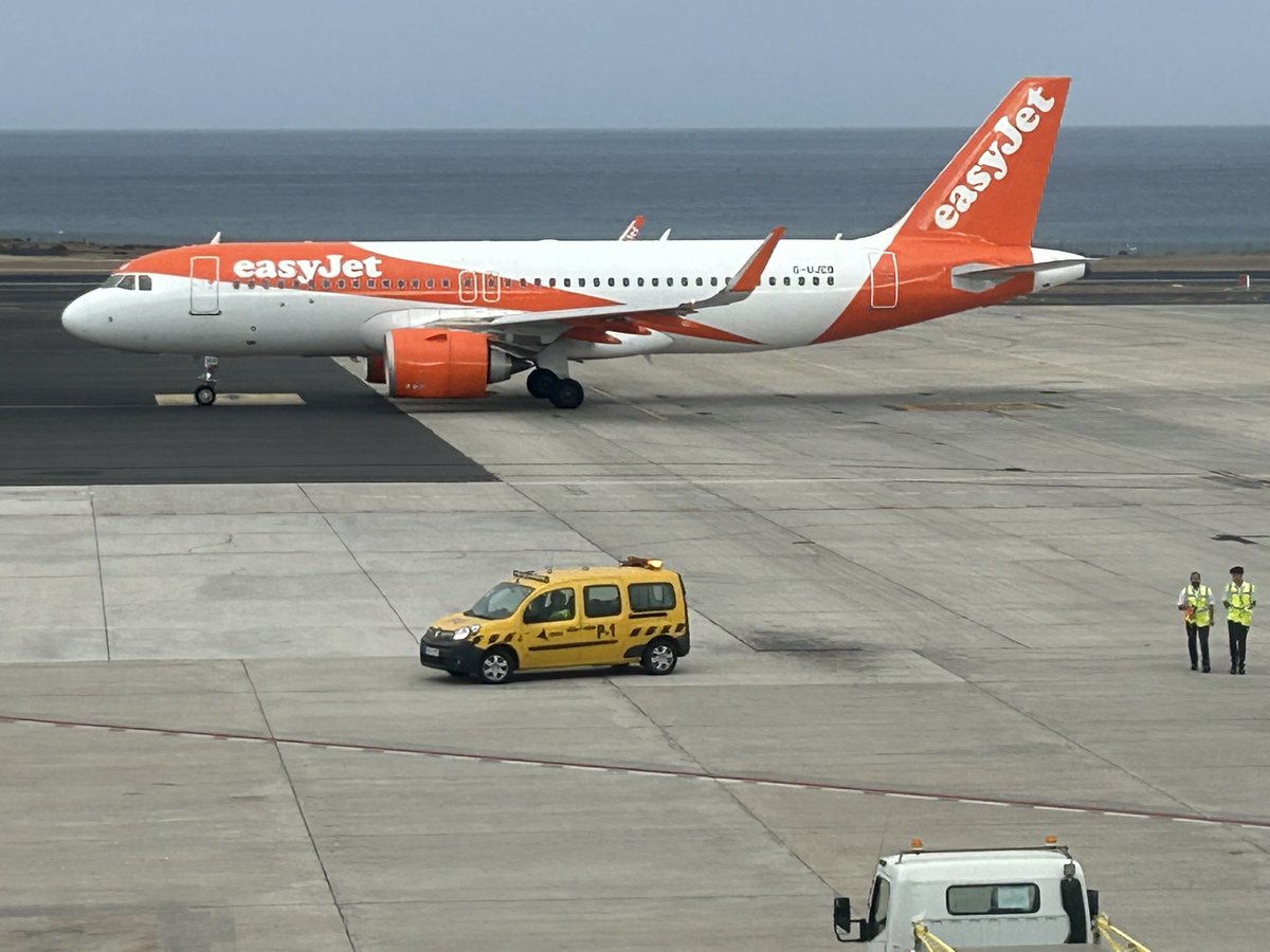 Nothing fancy about this! Just a nice simple pic! #Avgeek #Easyjet #planespotting #Arrecife #Airbus #Airport