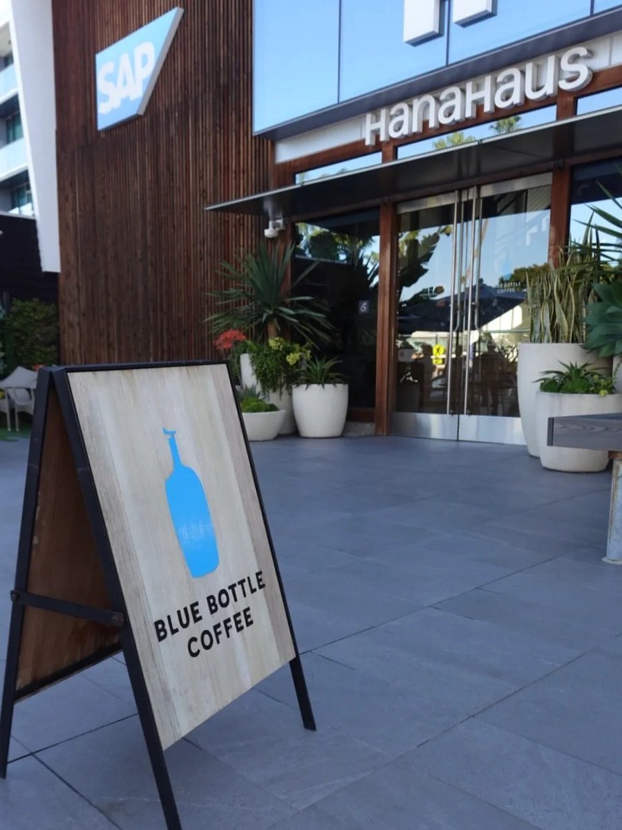 dustycycle's tweet image. Coffee is not bitter, and ordinary happiness is hidden in the pages of books.