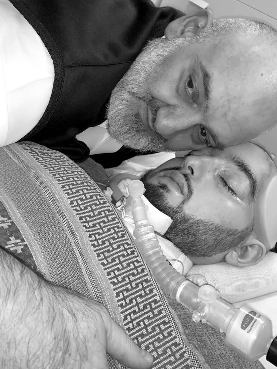 خالص العزاء لأبناء وأحفاد المغفور له صاحب السمو الملكي الأمير طلال بن عبدالعزيز غفر الله له بوفاة الأمير النائم الوليد بن خالد بن طلال .. عظم الله أجركم وغفر لفقيدكم وجعل الله ما أصابه رفعة لمنزلته.
#الأمير_الوليد_بن_خالد_ال_سعود 
#الامير_الوليد_بن_خالد_بن_طلال 
#الامير_النائم