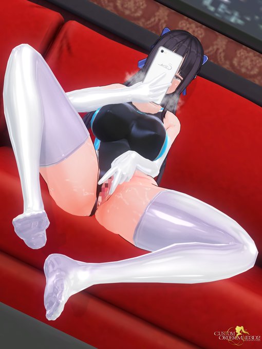 競泳水着にはニーソ長手袋。自撮り清楚ビッチ