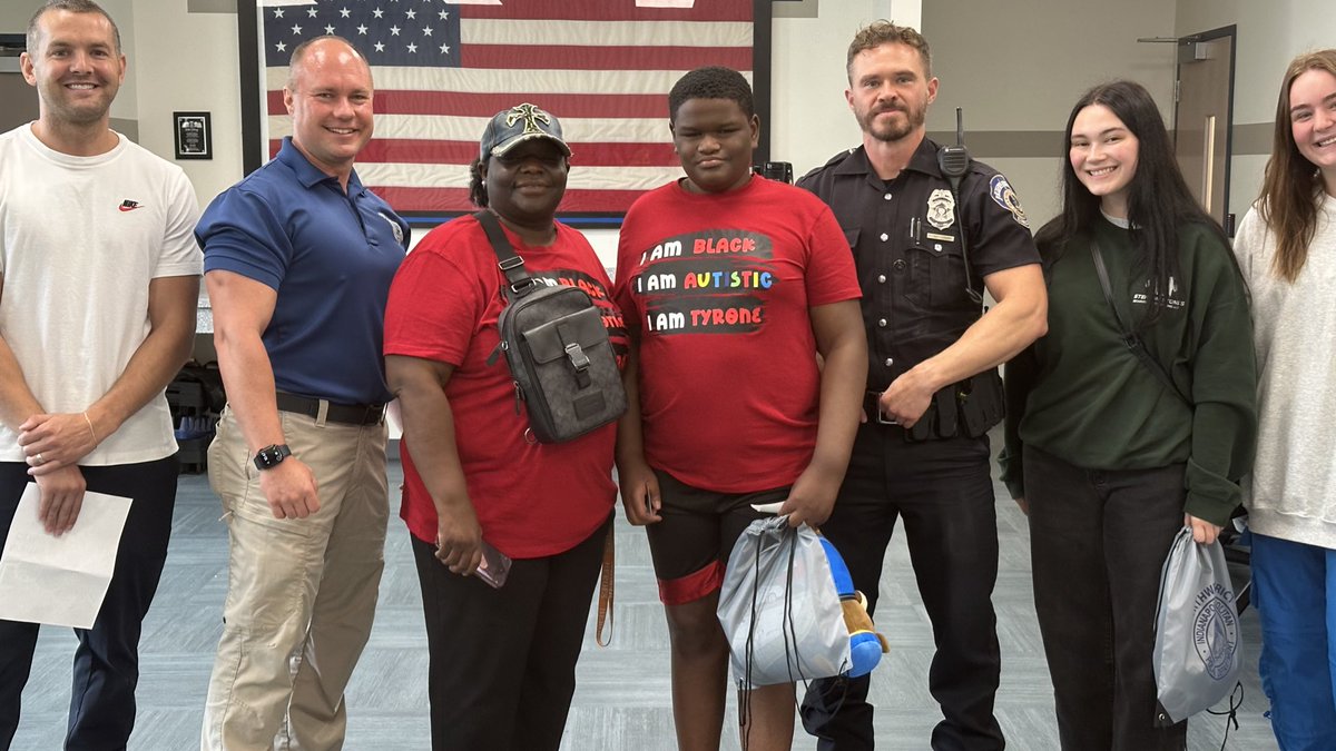 IMPDNW's tweet image. Our VIP of the day, Tyrone, stopped by NW District with his mom and friends from Stepping Stones Behavioral Solutions! 💙✨
Tyrone explored HQ, checked out a patrol car, and got to see the human side of policing. We’re thankful for the visit and the smiles shared. 💫