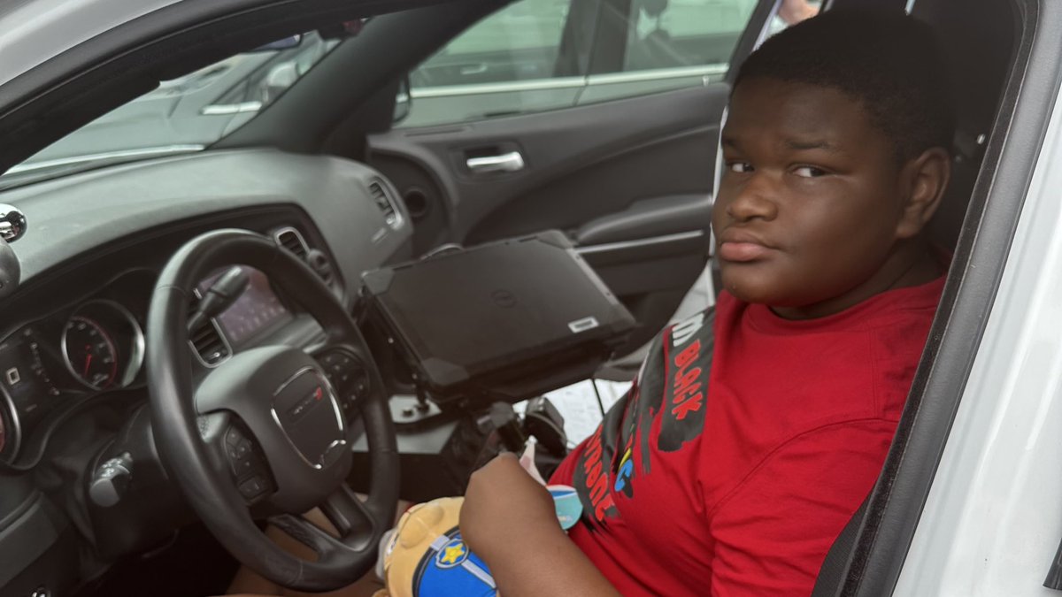 IMPDNW's tweet image. Our VIP of the day, Tyrone, stopped by NW District with his mom and friends from Stepping Stones Behavioral Solutions! 💙✨
Tyrone explored HQ, checked out a patrol car, and got to see the human side of policing. We’re thankful for the visit and the smiles shared. 💫