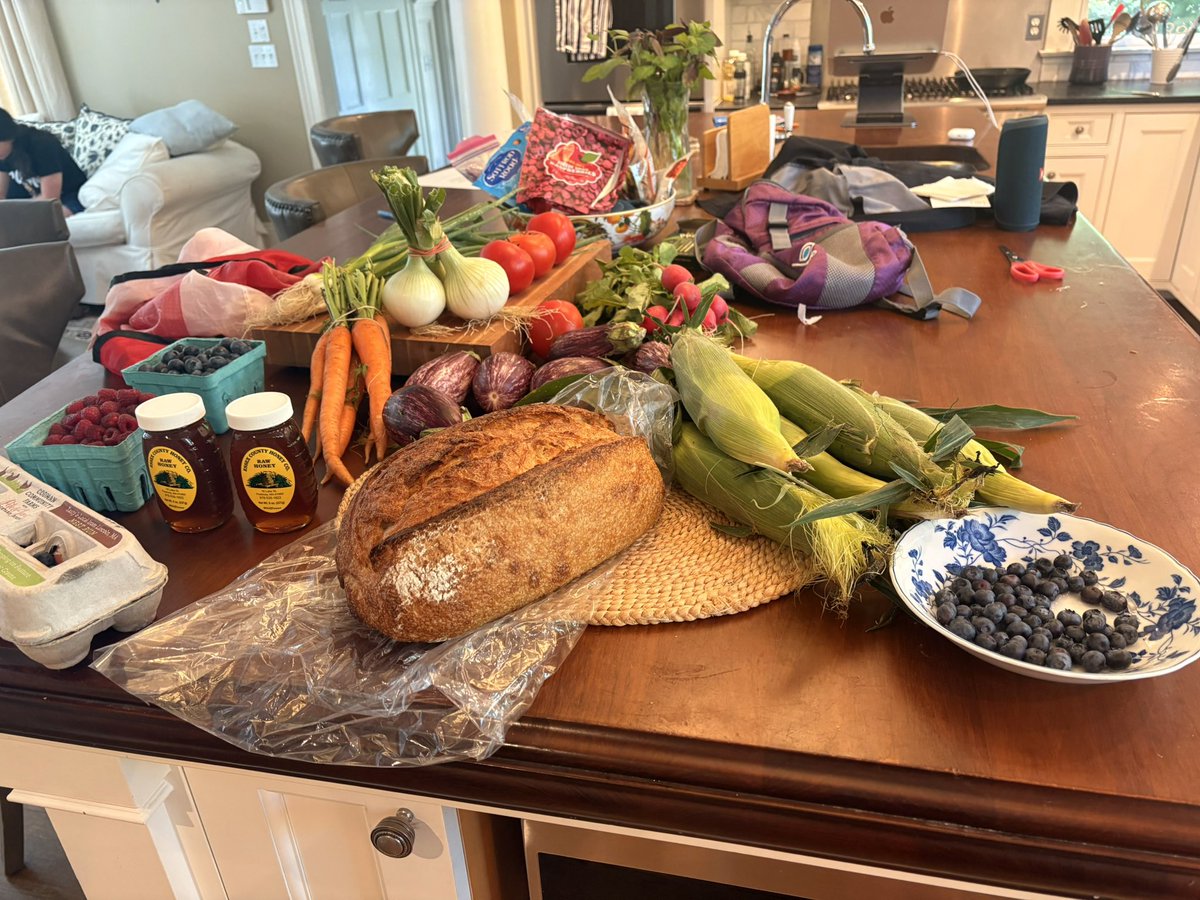 TsengJennifer's tweet image. 🚶🏻♀️ to my town’s pop-up farmer’s market and somehow made it back again with all these goodies 🌽 🍅 🥚 🍯 🥖 😋