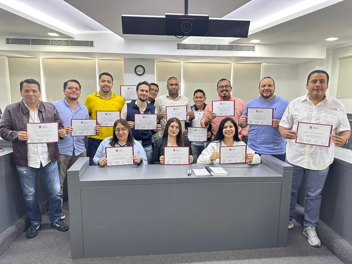 PostDerechoUEES's tweet image. 📣 #HOY Nuestros estudiantes de la Maestría en Derecho Penal, modalidad presencial, recibieron sus certificados de aprobación del Diplomado en Derecho Penal Internacional.  Impartido por el reconocido profesor Kai Ambos. 

#EscuelaDerechoUEES 
#DerechoPenalUEES