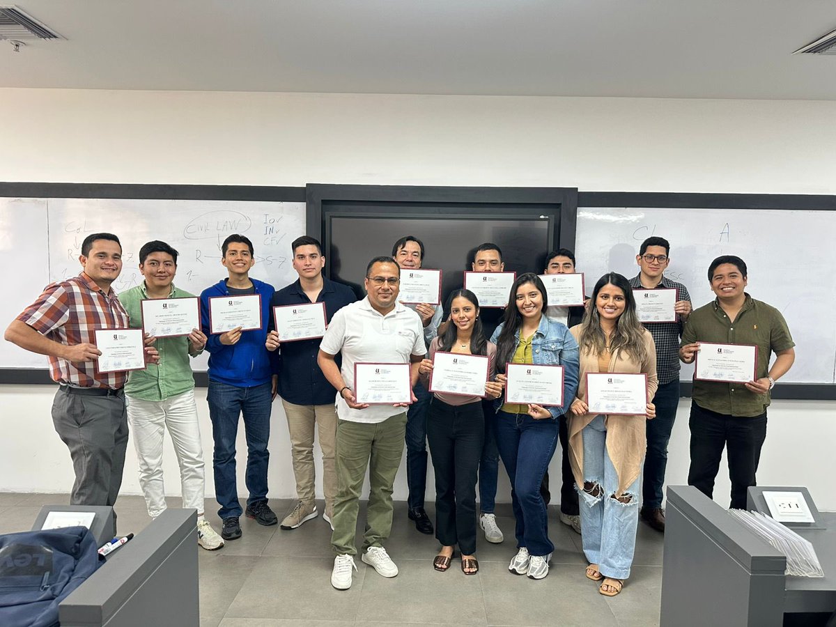 PostDerechoUEES's tweet image. 📣 #HOY Nuestros estudiantes de la Maestría en Derecho Penal, modalidad presencial, recibieron sus certificados de aprobación del Diplomado en Derecho Penal Internacional.  Impartido por el reconocido profesor Kai Ambos. 

#EscuelaDerechoUEES 
#DerechoPenalUEES