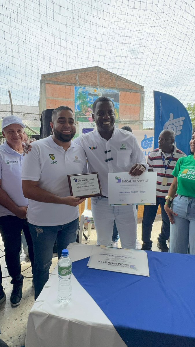 EMCALIoficial's tweet photo. Nuestro gerente general @RogerMinaC reconoce la labor, tenacidad y compromiso de los presidentes de las Juntas de Acción Comunal, durante la jornada EMCALI te escucha, EMCALI resuelve de la comuna 6. 🙌🏼💚
#Comuna6
#EMCALITeEscucha https://t.co/EQLYyXXxkk