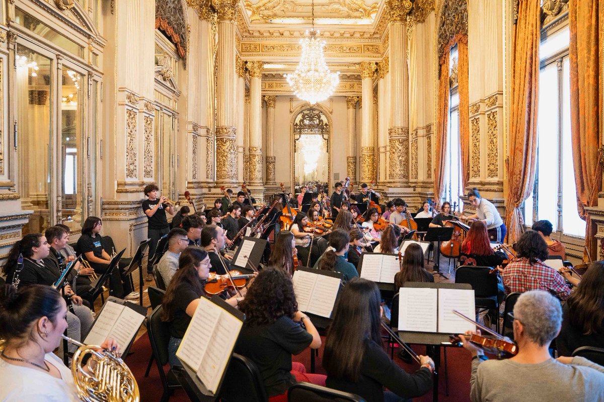 🎶🎻 La Orquesta Escuela de Ingeniero White sigue sonando, y con más fuerza que nunca.

Gracias al concierto a beneficio impulsado por DESA y el Teatro Colón, se lograron reponer todos los instrumentos que se habían perdido durante la inundación. Un gesto de profunda solidaridad