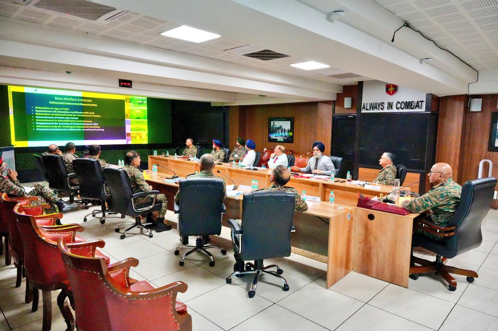 NorthernComd_IA's tweet image. Lt Gen Pratik Sharma, #ArmyCdrNC chaired a pivotal meeting including reps on VC mode from all over #NorthernCommand to assess progress on initiatives undertaken for upliftment of Ex-Servicemen (ESM) community.
He appreciated the tireless efforts of all stakeholders and urged…