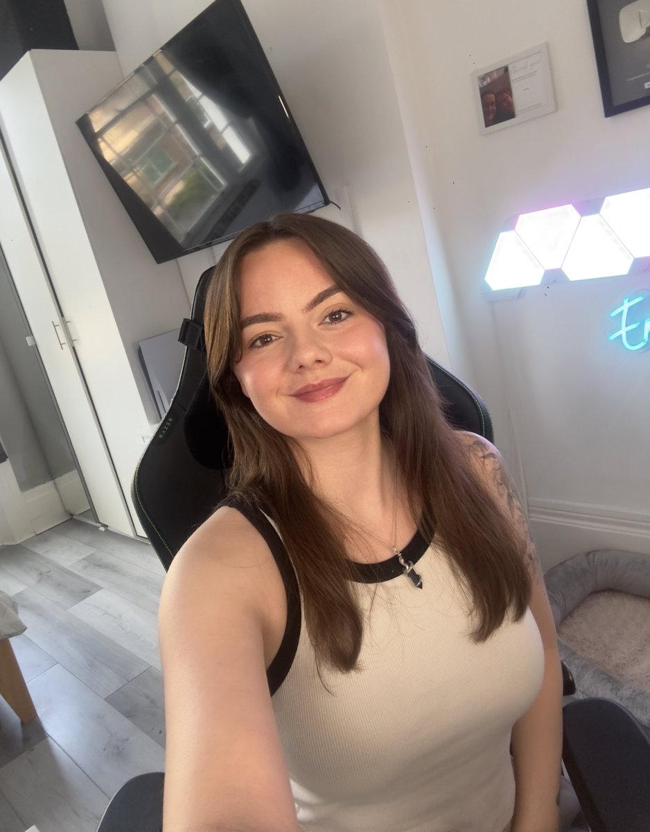 C9EmZ's tweet image. Hiii, just went LIVE 💚

DROPS ON, Unboxing something special and playing with viewers on Black Ops 6 / Warzone ✨

Get in here 
twitch.tv/Emzy