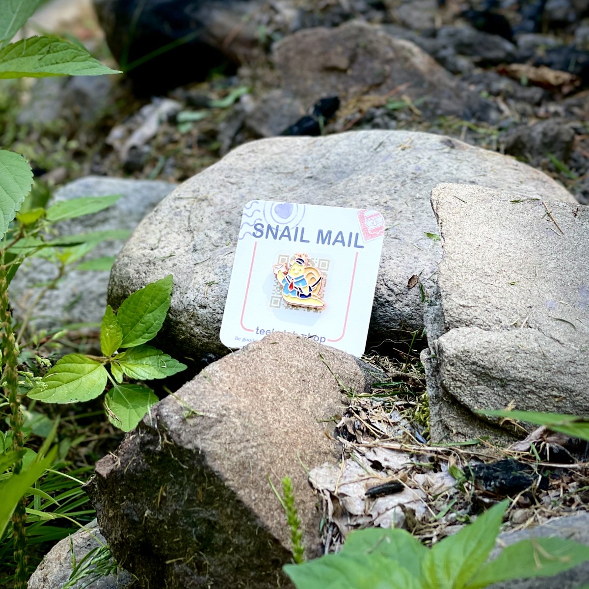TeeKetch's tweet image. Hello friends, the Snail Mail pins are now available!
They are tiny little fellas who will do their best to deliver a nice letter to whoever, wherever you may need one. Get one for yourself, for a friend or even your mail carrier. you can find them at teeketch.shop