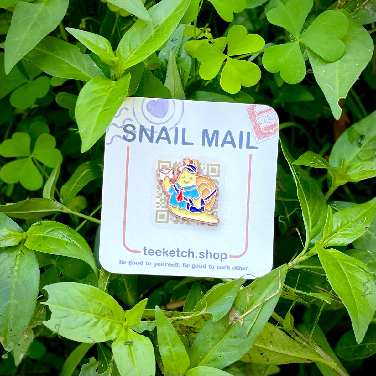 TeeKetch's tweet image. Hello friends, the Snail Mail pins are now available!
They are tiny little fellas who will do their best to deliver a nice letter to whoever, wherever you may need one. Get one for yourself, for a friend or even your mail carrier. you can find them at teeketch.shop