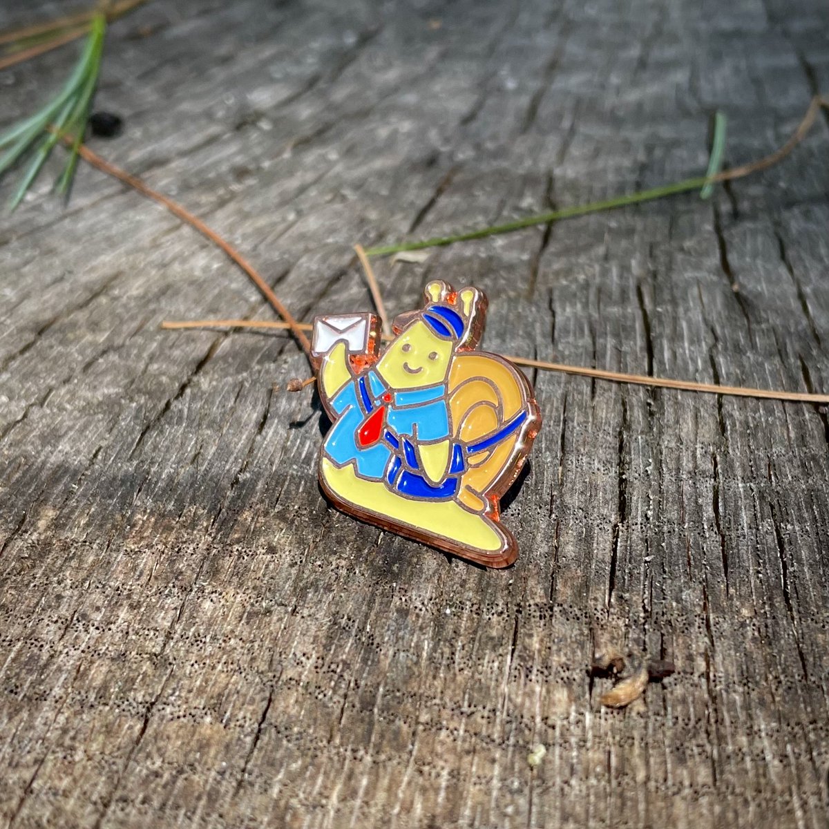 TeeKetch's tweet image. Hello friends, the Snail Mail pins are now available!
They are tiny little fellas who will do their best to deliver a nice letter to whoever, wherever you may need one. Get one for yourself, for a friend or even your mail carrier. you can find them at teeketch.shop