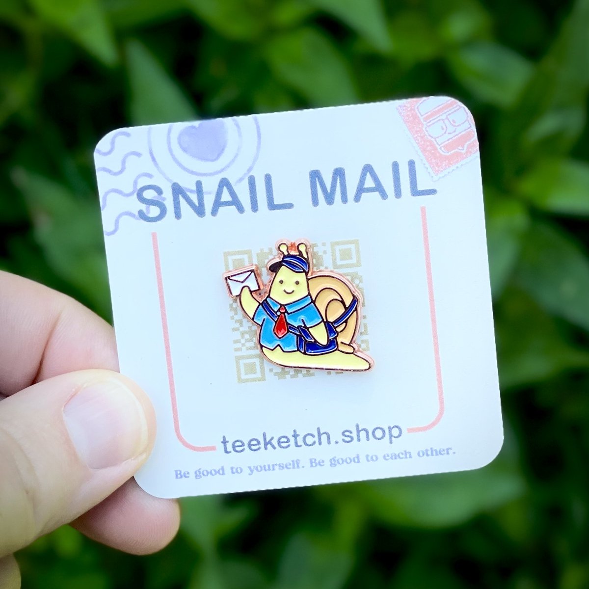 TeeKetch's tweet image. Hello friends, the Snail Mail pins are now available!
They are tiny little fellas who will do their best to deliver a nice letter to whoever, wherever you may need one. Get one for yourself, for a friend or even your mail carrier. you can find them at teeketch.shop