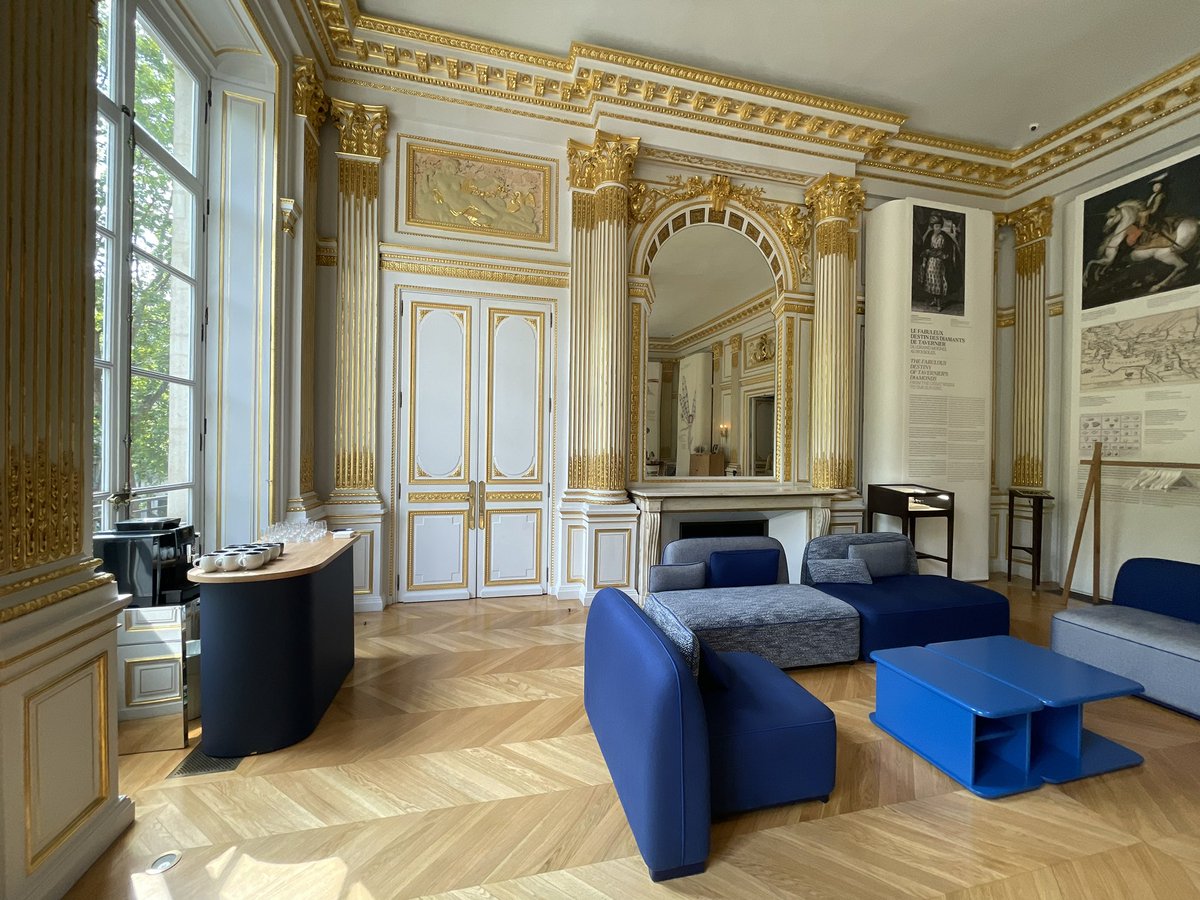 Place Vendôme - Hôtel de Mercy Argenteau 
Van Cleef &amp; Arpels 
#ChasseurDeBeauté