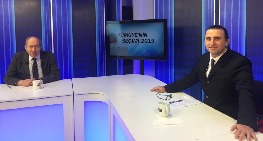 1950'den beri gazeteci Altan Öymen, cumhuriyetin son 75 yılının en iyi tanıklarından biriydi. Milletvekili, bakan, genel başkan oldu ama hiçbir zaman tevazudan vazgeçmedi. Her zaman kibar, en küçüğüne kadar saygılı, üretken, çalışkan, cesur; adaletten, özgürlükten ve halktan yana