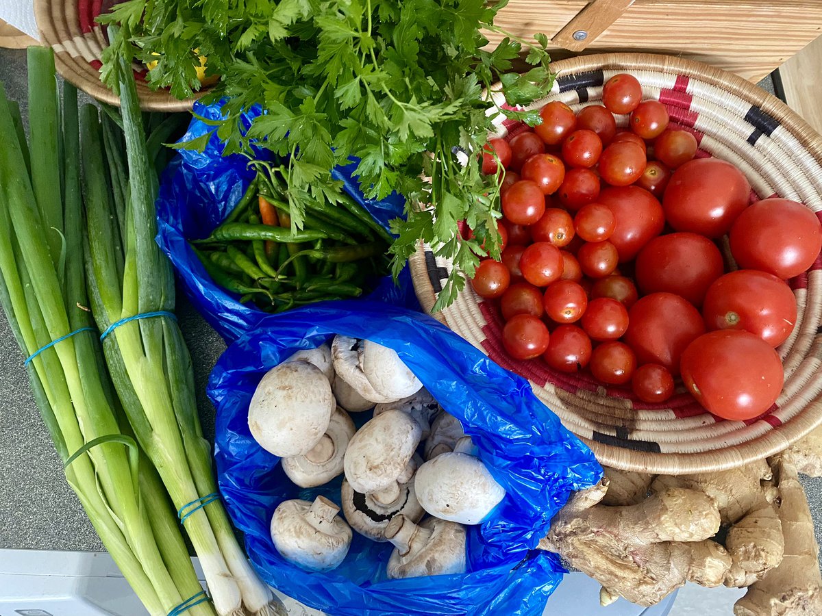 SimonDanczuk's tweet image. Just spent £7.50 at Church Street Market, off Edgware Road, London. Still great value: mushrooms, loads of fresh parsley, salad tomatoes, cherry tomatoes, lots of chilli’s, decent spring onions, and a great portion of ginger.
