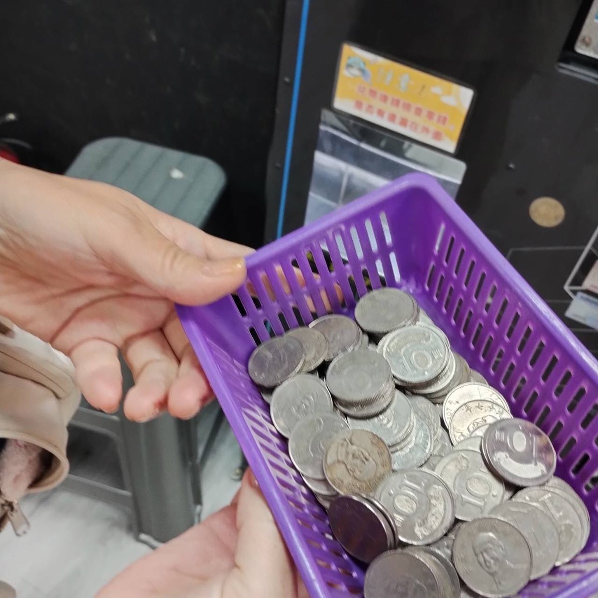 夜市でクレーンゲームしようと1000台湾ドル札両替機に入れたら10元硬貨が100枚出てきたでござる😇
