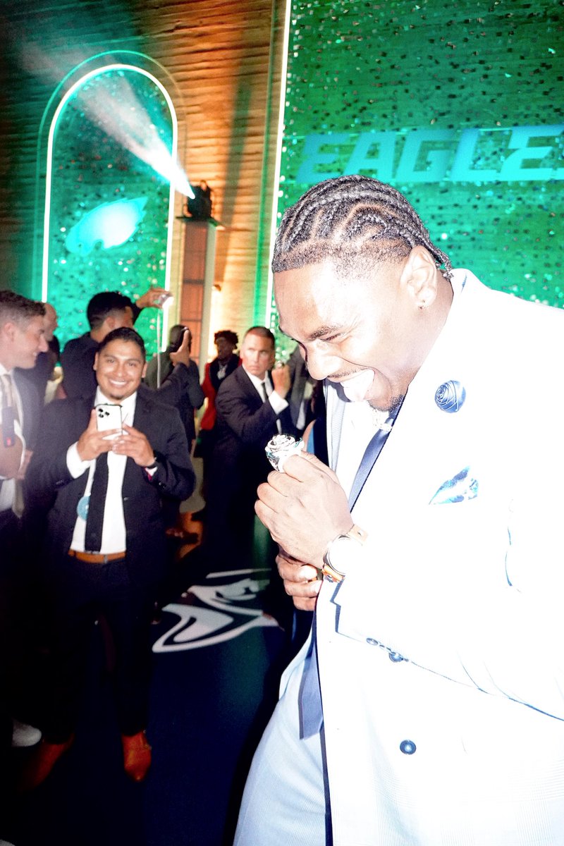 The reactions are everything 💍 🦅