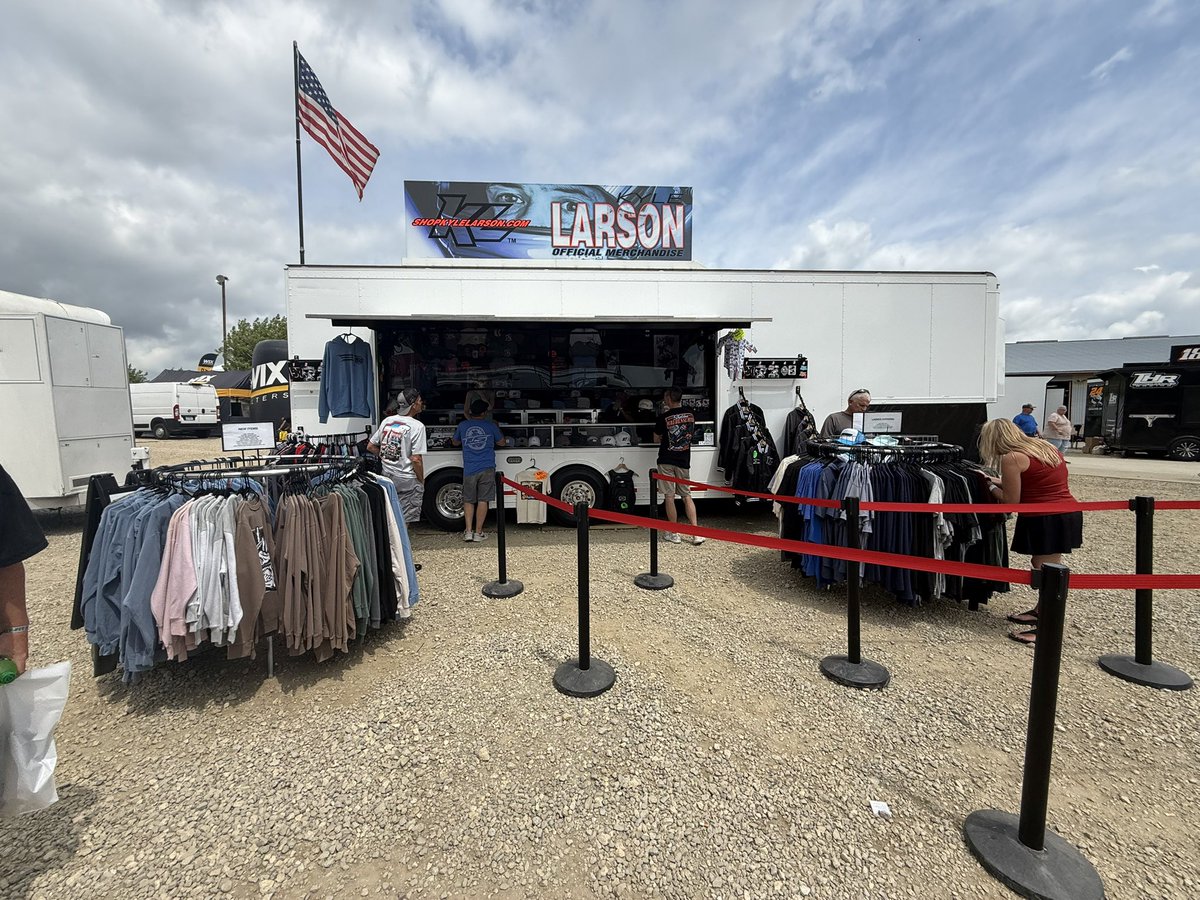 ShopKyleLarson's tweet image. 𝐎 𝐏 𝐄 𝐍 🛍️
📍 @EldoraSpeedway- Fan Zone in turns 3&4
🔗 —> ShopKyleLarson.Com