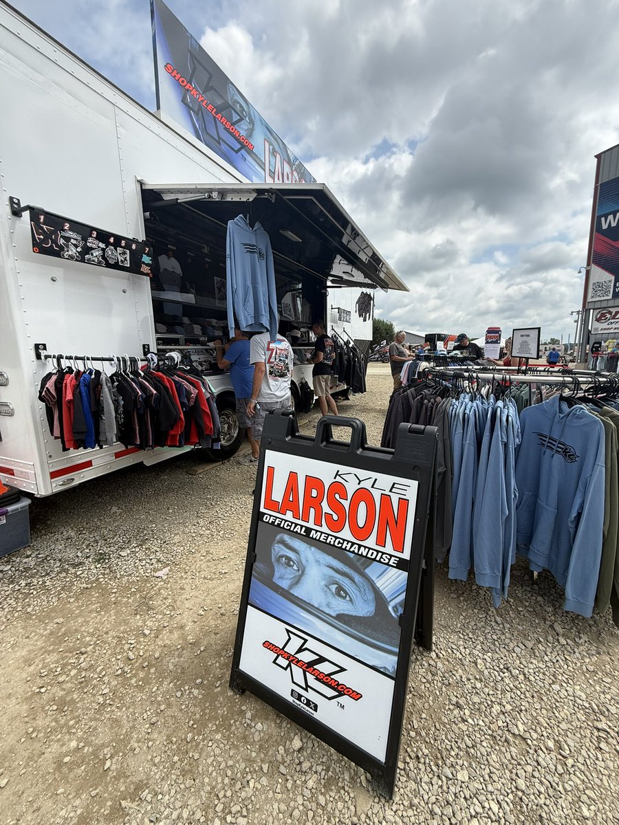ShopKyleLarson's tweet image. 𝐎 𝐏 𝐄 𝐍 🛍️
📍 @EldoraSpeedway- Fan Zone in turns 3&4
🔗 —> ShopKyleLarson.Com