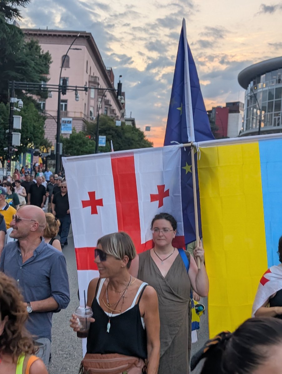 rusudanjakeli's tweet image. Isn't this the coolest flag? 🇬🇪🇪🇺🇺🇦
For the 234th consecutive day, Georgians are out protesting state capture by a Russian oligarch.