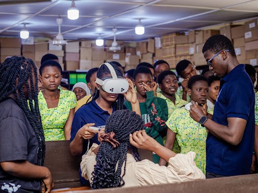 AcesKnust's tweet image. A visit to Asanteman SHS ๐ฅ๐ฅ
๐ The fourth session was about the Virtual Reality Experience ๐ฅ๐.
The students had the opportunity to have the feel of what the virtual reality looks like.
There was a whole lot of fun alongside ๐ฏโจ๏ธ๐ฅ