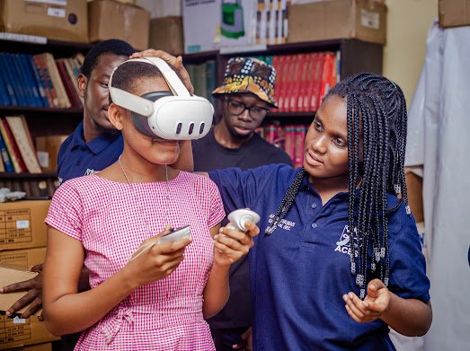 AcesKnust's tweet image. A visit to Asanteman SHS ๐ฅ๐ฅ
๐ The fourth session was about the Virtual Reality Experience ๐ฅ๐.
The students had the opportunity to have the feel of what the virtual reality looks like.
There was a whole lot of fun alongside ๐ฏโจ๏ธ๐ฅ